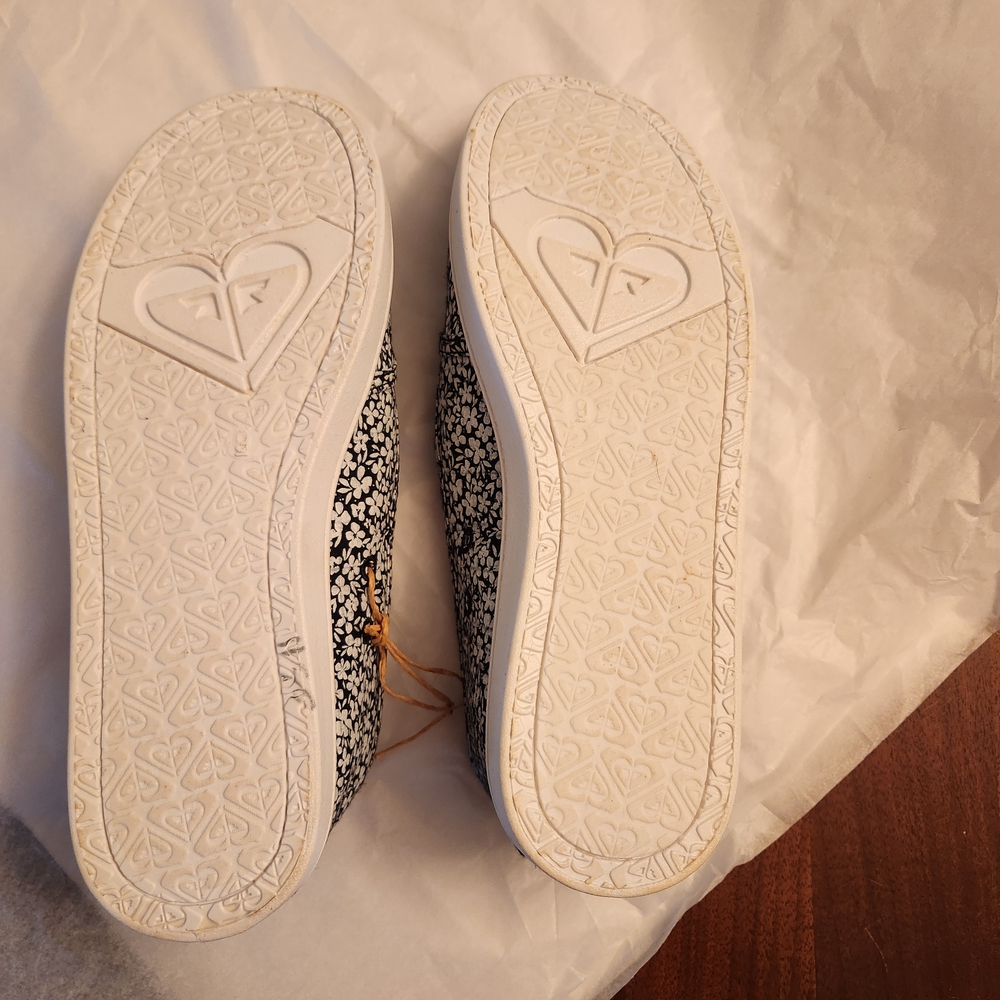 Roxy Black and White Floral Women's Shoes - Picture 5 of 5